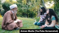 فیلم مستند «عمامه صورتی»