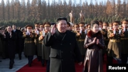 김정은(가운데) 북한 국무위원장이 딸 주애(가운데 오른쪽)와 함께 지난달 8일 평양 시내 국방성을 방문하고 있다. 조선중앙통신이 다음날 공개한 장면. (자료사진)