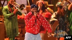 Le Nigérian Burna Boy a enflammé la soirée en montant sur scène, accompagné par la chanteuse Brandy et le rappeur 21 Savage.