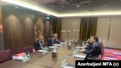 Մյունխենի համաժողովի շրջանակներում Ադրբեջանի արտգործնախարար Ջեյհուն Բայրամովի հանդիպումը՝ Եվրոպայի ու Եվրասիայի հարցերով ԱՄՆ պետքարտուղարի տեղաալ Ջեյմս Օ՛Բրայանի հետ, փետրվարի 17, 2024 թ., լուսանկարը՝ Ադրբեջանի ԱԳՆ, X հարթակ