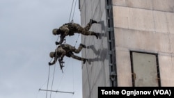 Дополнителни обуки за армиските специјалци договорени со Унгарија. Фото: Показна вежба на македонската армија и свеченост во касарната Илинден во Скопје по повод три години членство во НАТО.