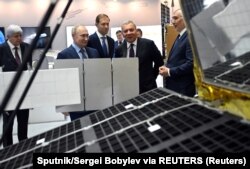 Presiden Rusia Vladimir Putin mengunjungi pusat Perusahaan Roket dan Luar Angkasa "Energia" di Korolyov di luar Moskow, Rusia, 26 Oktober 2023. (Foto: Sputnik /Sergei Bobylev melalui REUTERS)