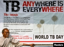 인도 동부 결핵 환자가 병원 앞에서 무료 치료를 기다리고 있다. (자료사진)