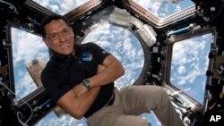 فرانک روبیو، فضانورد ناسا که داکتر و پیلوت نظامی نیز است، تحقیقات جدید را در ایستگاه بین‌المللی فضایی انجام داده است.