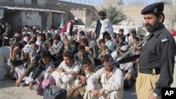 آمار قنسولگری حکومت طالبان در کراچی نشان می‌دهد که طی بیش از یک سال گذشته، بیش از۳۲۵۰ مهاجر افغان از زندان‌های ایالت سند آزاد و به افغانستان منتقل شده اند.