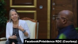 Ntoma ya ekolo Amerika Lucy Tamlyn (G) na Kinshasa na masolo na président ya RDC Félix Tshisekedi, Kinshasa, 15 sanza ya mibale 2024. (Facebook/Présidence RDC)