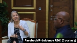 Ntoma ya ekolo Amerika Lucy Tamlyn (G) na RDC na masolo na président ya RDC Félix Tshisekedi, Kinshasa, 15 sanza ya mibale 2024. (Facebook/Présidence RDC)