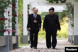 지난 6월 북한을 방문 중인 블라디미르 푸틴 러시아 대통령과 김정은 북한 국무위원장이 평양 해방기념탑에서의 헌화식에 앞서 함께 걷고 있다.