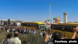 Dandazon Iraniyawa da suka tarbi Ronaldo a lokacin da kungiyarsu ta Al Nassr ta sauka a Tehran (Hoto:X /Twitter/Al Nassr)