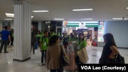 ແຮງງານລາວ ຜູ້ທີ່ກໍາລັງອອກເດີນທາງໄປເກົາຫຼີໃຕ້.