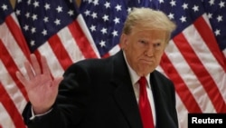 Mantan Presiden AS Donald Trump hadir dalam konferensi pers di salah satu kediamannya di Kota New York, pada 25 Maret 2024. (Foto: Reuters/Shannon Stapleton)