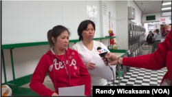 Limi (kiri) dan Yuliana (kanan) saat diwawancara VOA di lokasi bekerja Yuliana, 23 Januari 2024. (Foto: Rendy Wicaksana/VOA)