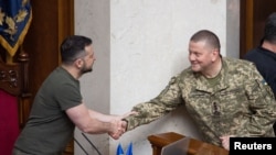 资料照片：乌克兰总统泽连斯基与武装部队总司令扎卢日内将军在议会的一次会议期间握手。(2022年7月28日)