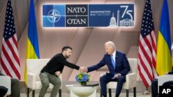 ওয়াশিংটনে নেটো সম্মেলনের সময় প্রেসিডেন্ট বাইডেন ইউক্রেনের ভলদিমির জেলেন্সকির সাথে বৈঠক করেন। ফটোঃ ১১ জুলাই, ২০২৪।
