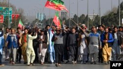 ইমরান খানের পাকিস্তান তেহরিক-ই-ইনসাফ (পিটিআই) দলের সমর্থকরা জাতীয় নির্বাচনের ফলাফলে হেরফেরের প্রতিবাদে পেশোয়ার-ইসলামাবাদ মহাসড়ক অবরোধ করে। (১১ ফেব্রুয়ারি, ২০২৪)