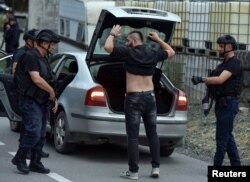 Policijski službenici patroliraju nakon pucnjave, na putu za selo Banjska, Kosovo, 24. septembar 2023. REUTERS/Laura Hasani