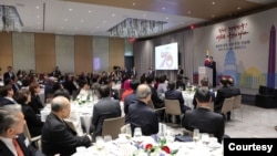 미국을 국빈 방문한 윤석열 한국 대통령과 부인 김건희 여사가 24일 워싱턴 콘래드 호텔에서 열린 ‘동포간담회’에 참석했다. 사진 = 한국 대통령실.