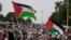Para pengunjuk rasa mengibarkan bendera Palestina sambil meneriakkan slogan-slogan selama unjuk rasa dan doa untuk mendukung warga Palestina di Gaza, di Jakarta, 7 April 2024. (Foto AP/Dita Alangkara)