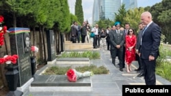 Yoav Qallant Azərbaycan Milli Qəhrəmanı, yəhudi əsilli Albert Aqarunovun məzarlarını ziyarət edir (Mənbə: Müdafiə Nazirliyi).