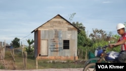 ផ្ទះរបស់ពលរដ្ឋក្នុងតំបន់រុនតាឯក ដែលដាក់លក់ ក្នុងសហគមន៍ថ្មីដែលជាកន្លែងផ្លាស់ប្តូរលំនៅដ្ឋានរបស់ពលរដ្ឋពីតំបន់អង្គរ កាលពីថ្ងៃទី ១៥ ខែវិច្ឆិកា ឆ្នាំ២០២៣។ (ស៊ុន ណារិន/វីអូអេ)