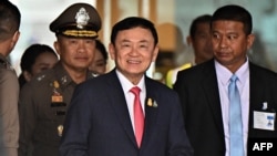 Mantan Perdana Menteri Thailand Thaksin Shinawatra (tengah) tiba di Bandara Don Mueang di Bangkok, 22 Agustus 2023. Thaksin, yang mnejalani hukuman penjara, akan dibebaskan pada 18 Februari 2023, (Foto: Lillian Suwanrumpha/ AFP)
