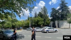 Pripadnici policije obezbeđuju prostor ispred Ambasade Izraela nakon napada na pripadnika Žandarmerije koji je obezbeđivao zgradu, u naselju Dedinje, u Beogradu, 29. juna 2024. (Foto: Glas Amerike/Stefan Miljuš)