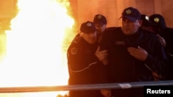 Илјадници луѓе се собраа пред седиштето на владата во главниот град Тирана додека полицајците беа повикани да ја забарикадираат  канцеларијата на премиерот Еди Рама