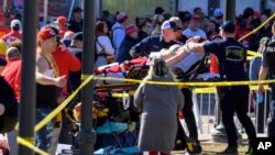 Hitne službe zbrinjavaju ranjene na paradi (Foto: AP/Reed Hoffmann)