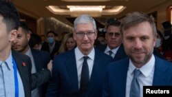 팀 쿡(가운데) 애플 최고경영자(CEO)가 지난 25일 베이징에서 진행된 '중국발전 고위급포럼'에서 연설 후 행사장을 나서고 있다. (자료사진)