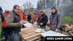 Chilly Mazarin'da protestocular öğle yemeği yerken