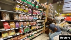 FILE - Dua orang pengunjung berbelanja di sebuah supermarket di Los Angeles, California, AS, 13 Juni 2022. (REUTERS/Lucy Nicholson)