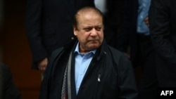 Mantan Perdana Menteri Pakistan Nawaz Sharif, di London barat, 11 Mei 2022. (Daniel LEAL / AFP)