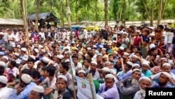 Pengungsi Rohingya di Cox's Bazar, Bangladesh, berkumpul di Kamp Pengungsi Kutupalong, memperingati lima tahun pelarian mereka dari Myanmar untuk menghindari penumpasan militer tahun 2017, 25 Agustus 2022. (REUTERS / Rafiqur Rahman)