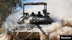 2일 이스라엘 군 탱크가 이스라엘-가자 국경 근처에서 기동하고 있다.