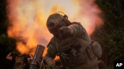 Seorang tentara Ukraina memberi isyarat saat berada di garis depan di wilayah Zaporizhzhia, Ukraina, 24 Juni 2023. (Foto: AP)