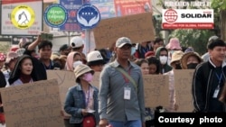 របាយការណ៍ស្តីពី «ឧបសគ្គរារាំង​ភាពជាតំណាង​៖ សេរីភាព​សហជីពក្នុងប្រទេសកម្ពុជា» បោះពុម្ពផ្សាយដោយ មជ្ឈមណ្ឌល​សម្ព័ន្ធ​ភាព​ការងារ​ និង​សិទ្ធិ​មនុស្ស (ហៅកាត់ថា សង់ត្រាល់) កាល​ពី​ថ្ងៃ​ទី​៤​ ខែ​មិថុនា ​ឆ្នាំ​២០២៤។ (រូបភាពដោយអង្គការសង់ត្រាល់)