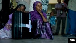 wasichana wakiwa na mizigo ya familia zao huko Zanzibar