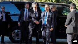 Американскиот државен секретар и претседателот на Израел Исак Херцог се ракуваат пред нивниот состанок во Претседателската резиденција во Ерусалим, 7 февруари 2024 година