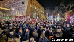 Građani tokom okupljanja protiv izbornih neregulrnosti, ispred Skupštine Grada Beograda, u Beogradu, 24. decembra 2023.