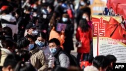 中国安徽省阜阳举办的一个招聘会吸引了大批青年人。（2023年1月29日）