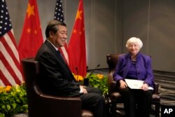 FILE — Waziri wa Fedha Janet Yellen, kulia, akiwa na makamu waziri mkuu wa China He Lifeng, walipokutana Nov. 10, 2023, huko San Francisco, California.