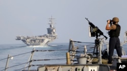 Manuari ya jeshi la Marekani USS Dwight D. Eisenhower ikiwa iko katika Ghuba ya Uajemi, huko Mashariki ya Kati. 