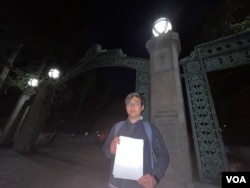 在加州大学伯克利分校读博士的的香港民主委员会成员周永康接受了美国之音记者的采访（美国之音/周星辰）