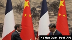 Presiden Prancis Emmanuel Macron (kiri) bersama Presiden China Xi Jinping di Beijing, 6 April 2023. (AP / Ng Han Guan, Pool, File)