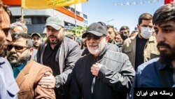 اسماعیل قاآنی با کلاه و و کاپشن مشکی در وسط تصویر- آرشیو