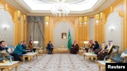 Menteri Luar Negeri AS Antony Blinken bertemu Putra Mahkota Saudi Mohammed bin Salman, di Riyadh, Arab Saudi, 5 Februari 2024. (Foto: Saudi Press Agency/Handout via REUTERS)