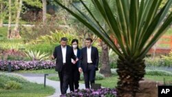 ប្រធានាធិបតី​ចិន​លោក Xi Jinping (ឆ្វេង) និង​ប្រធានាធិបតី​បារាំង​លោក Emmanuel Macron ដើរ​នៅក្នុង​សួនច្បារ​នៃ​គេហដ្ឋាន​របស់​អភិបាល​ខេត្ត Guandong ក្នុង​ទីក្រុង Guangzhou ប្រទេស​ចិន កាលពី​ថ្ងៃទី៧ ខែមេសា ឆ្នាំ២០២៣។