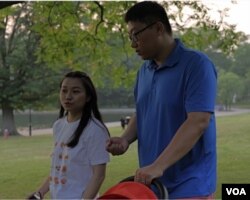 在纽约工作的年轻移民边金阳夫妇 (美国之音/任镜)