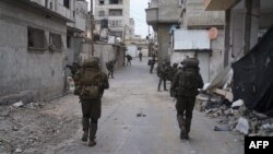 Pasukan Israel melakukan operasi darat di Jalur Gaza di tengah pertempuran yang sedang berlangsung antara Israel dan kelompok militan Palestina Hamas.