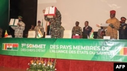 Le Malien Assimi Goïta, le Nigérien Abdourahamane Tiani et le Burkinabè Ibrahim Traoré lors du premier sommet de l'Alliance des États du Sahel. 